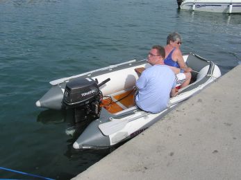 Wir legen im Hafen Rab an, um einzukaufen