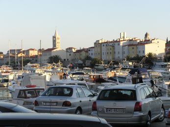 Hafen und Parkplatz von Rab - alles belegt!